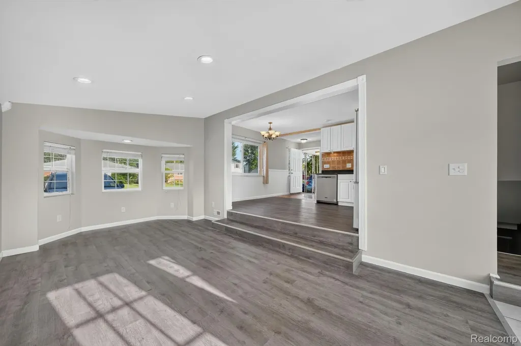 30534 Hennigan Street Roseville City MI 48066