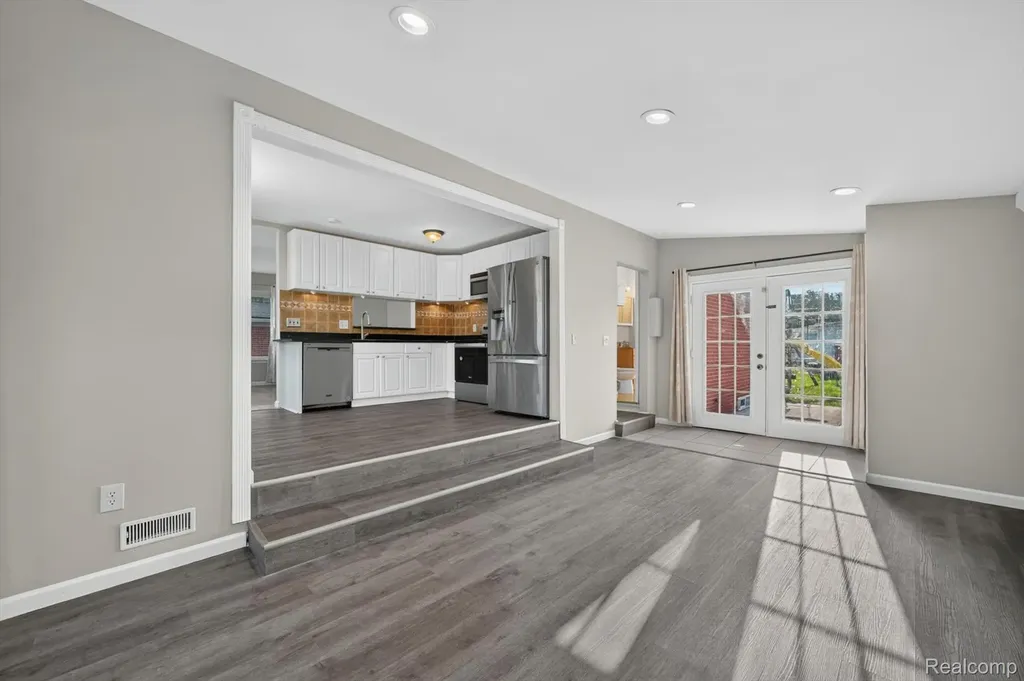 30534 Hennigan Street Roseville City MI 48066