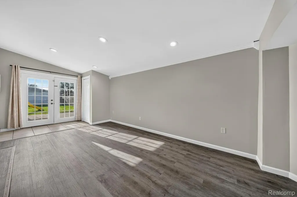 30534 Hennigan Street Roseville City MI 48066