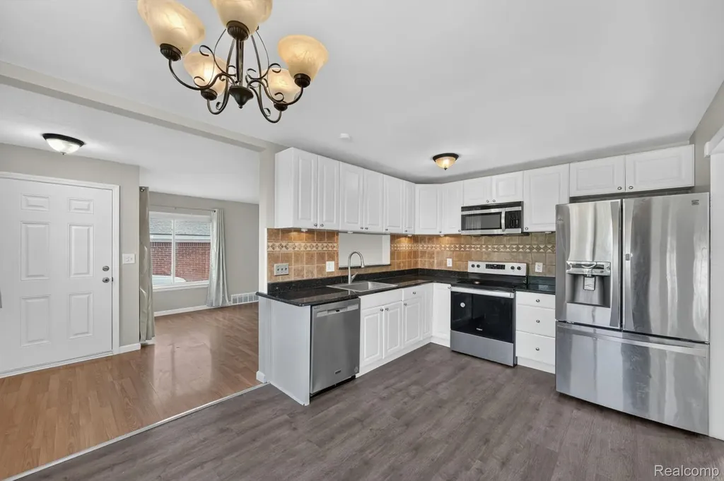 30534 Hennigan Street Roseville City MI 48066