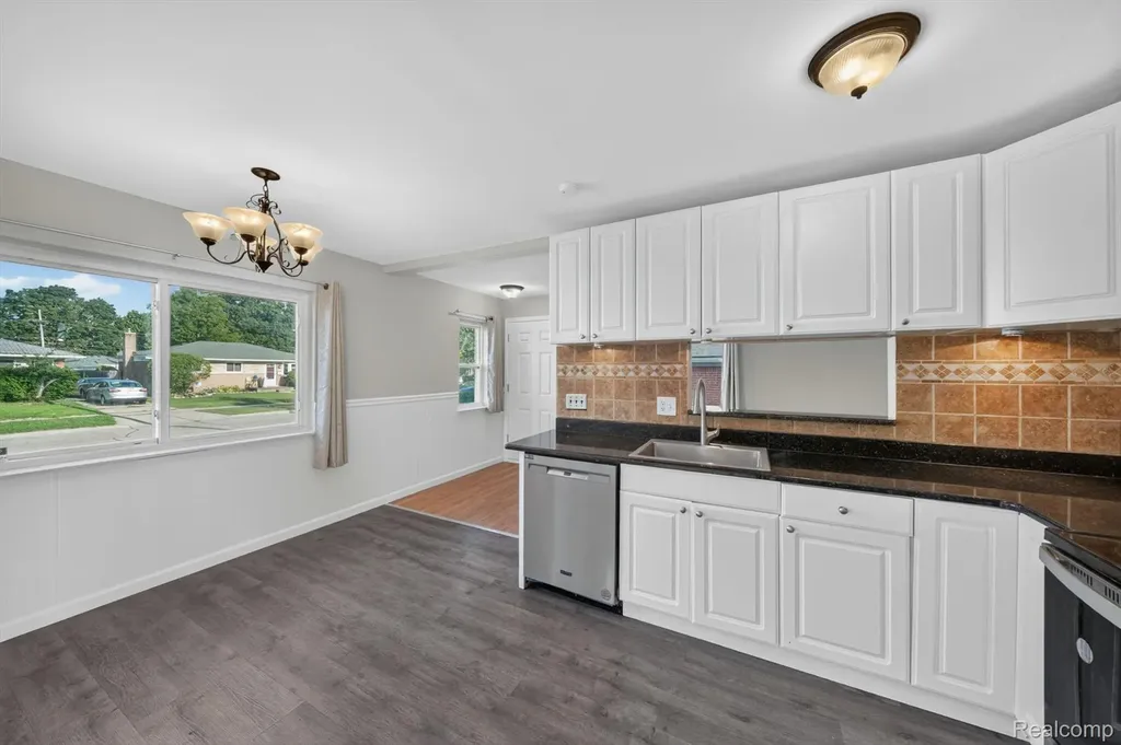 30534 Hennigan Street Roseville City MI 48066