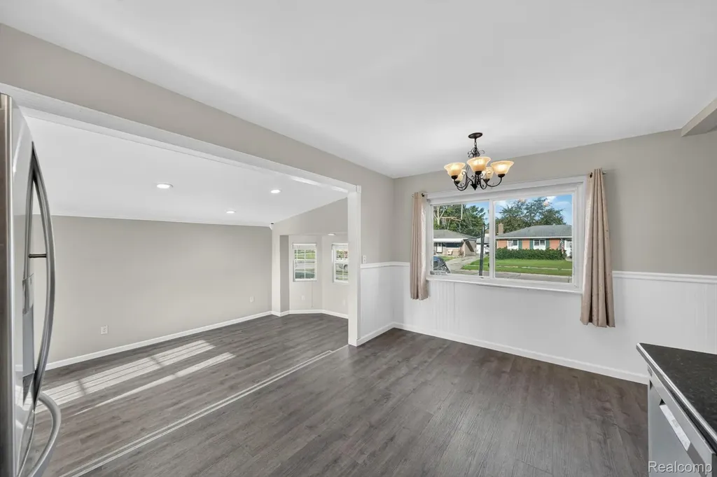 30534 Hennigan Street Roseville City MI 48066
