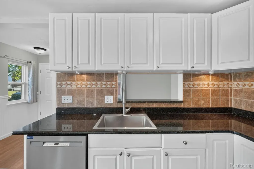 30534 Hennigan Street Roseville City MI 48066