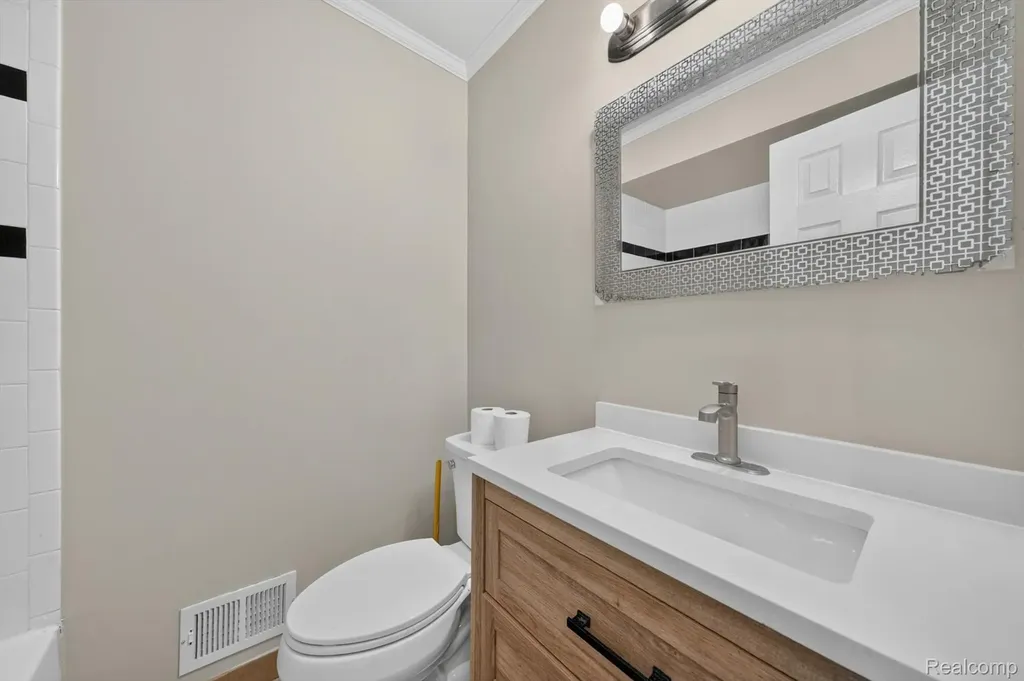 30534 Hennigan Street Roseville City MI 48066