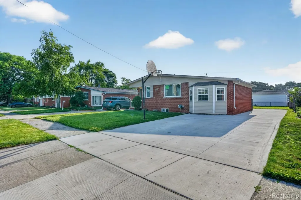 30534 Hennigan Street Roseville City MI 48066