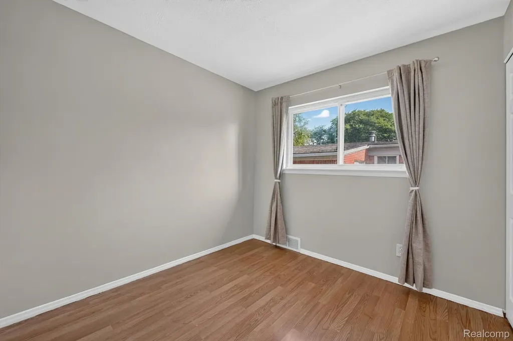 30534 Hennigan Street Roseville City MI 48066