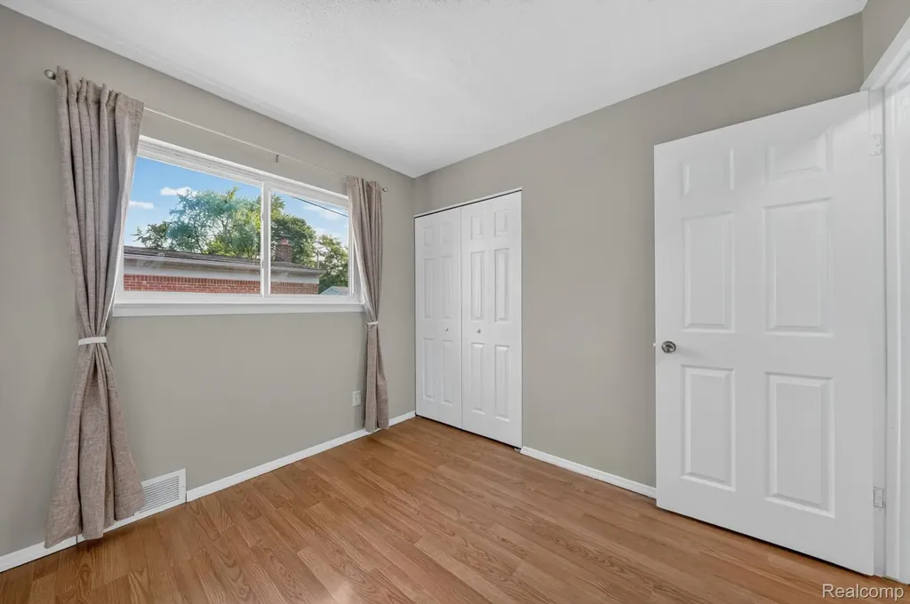 30534 Hennigan Street Roseville City MI 48066