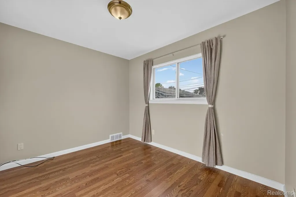 30534 Hennigan Street Roseville City MI 48066