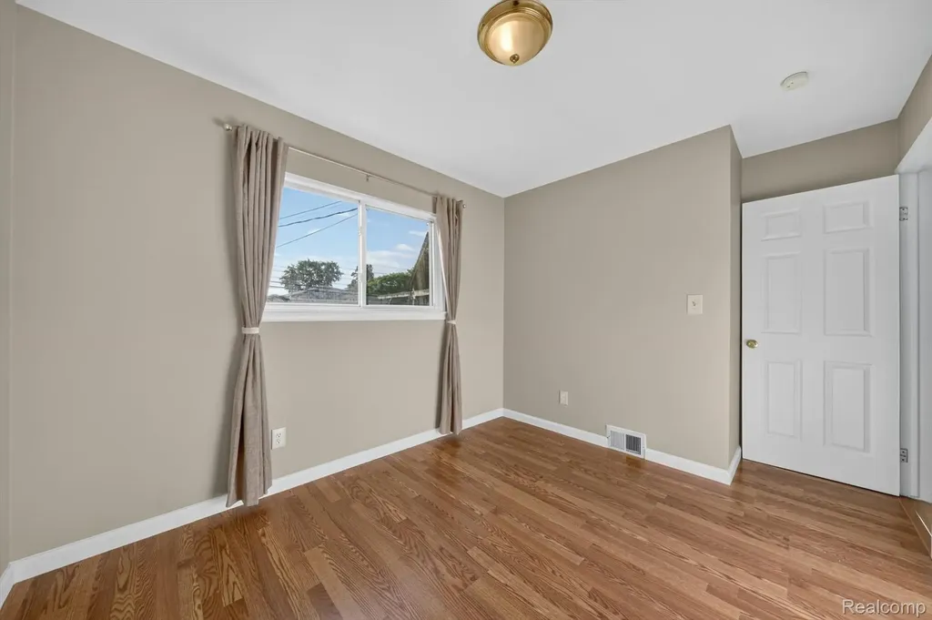 30534 Hennigan Street Roseville City MI 48066