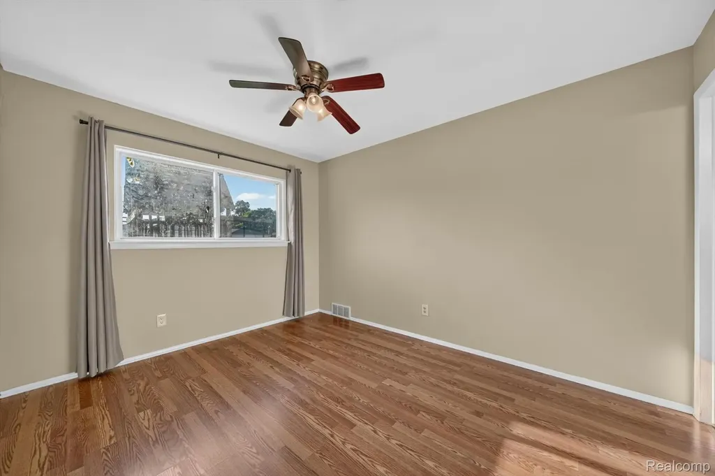 30534 Hennigan Street Roseville City MI 48066