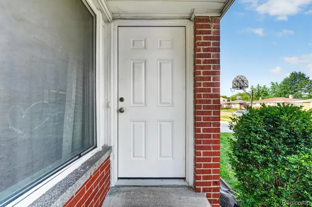 30534 Hennigan Street Roseville City MI 48066
