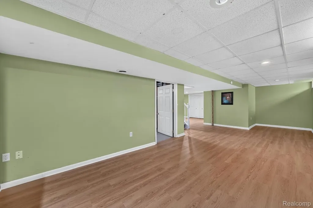 30534 Hennigan Street Roseville City MI 48066