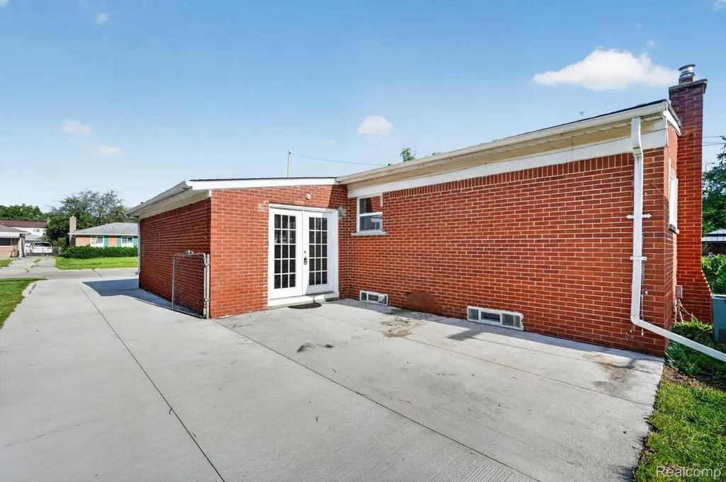 30534 Hennigan Street Roseville City MI 48066