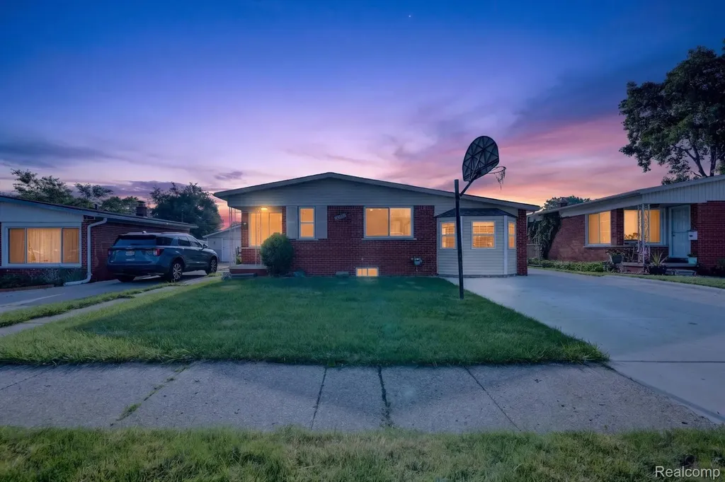 30534 Hennigan Street Roseville City MI 48066
