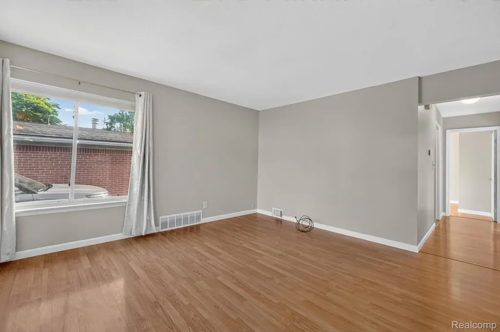 30534 Hennigan Street Roseville City MI 48066