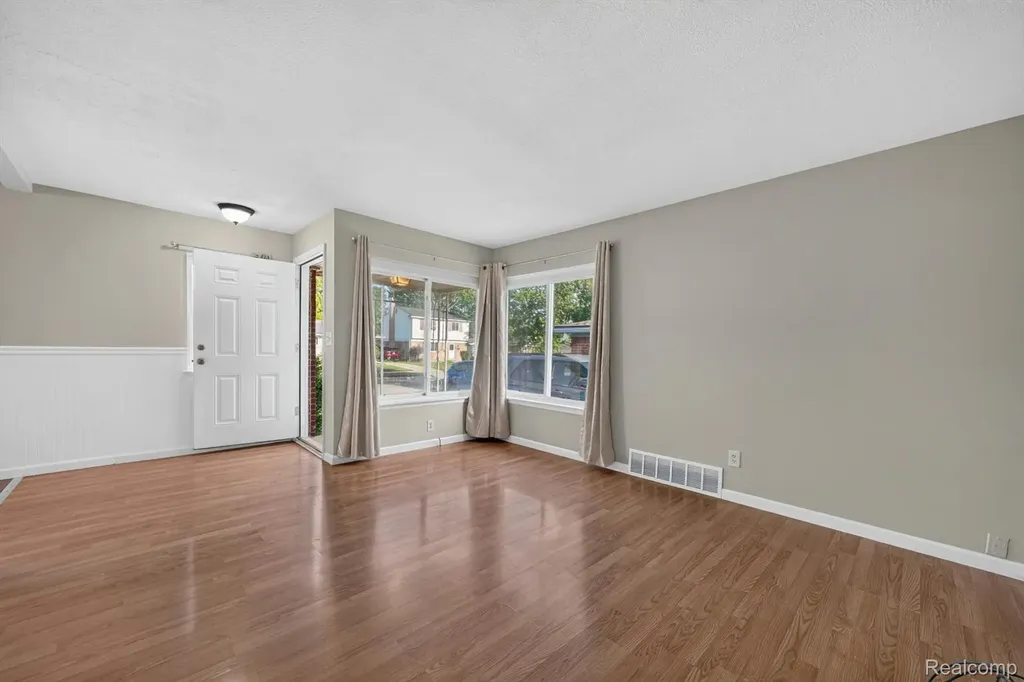 30534 Hennigan Street Roseville City MI 48066