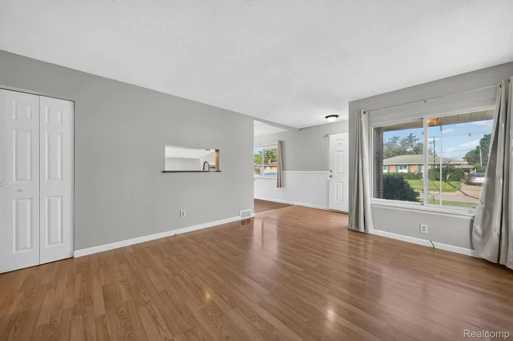 30534 Hennigan Street Roseville City MI 48066
