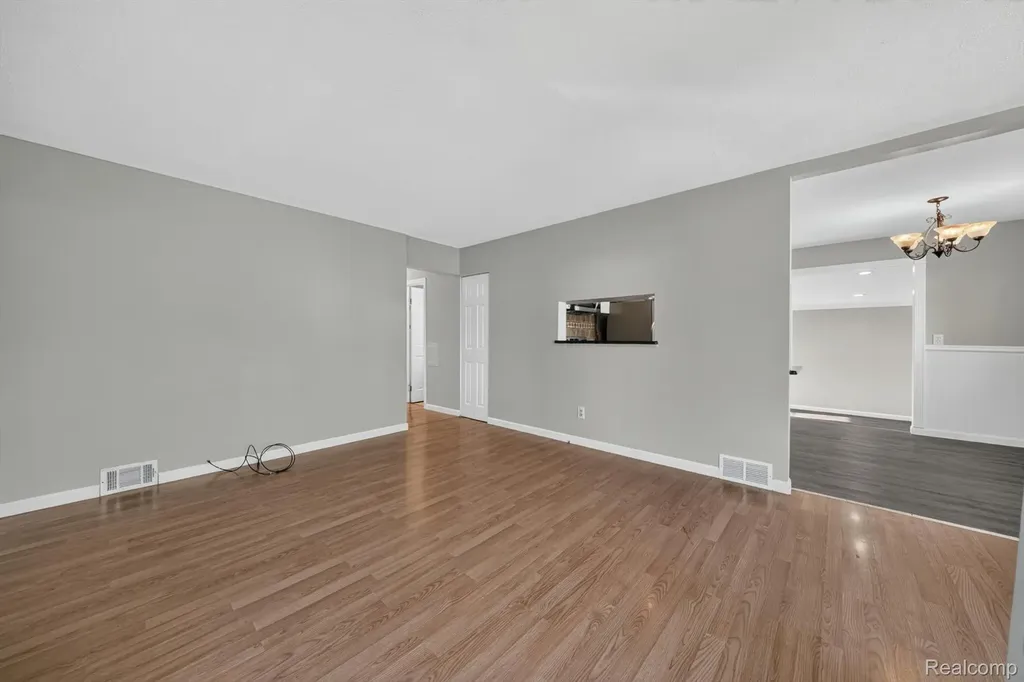 30534 Hennigan Street Roseville City MI 48066