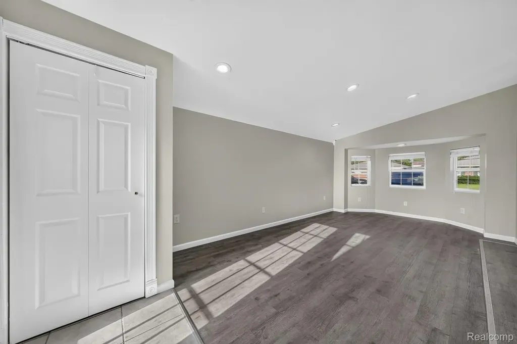 30534 Hennigan Street Roseville City MI 48066