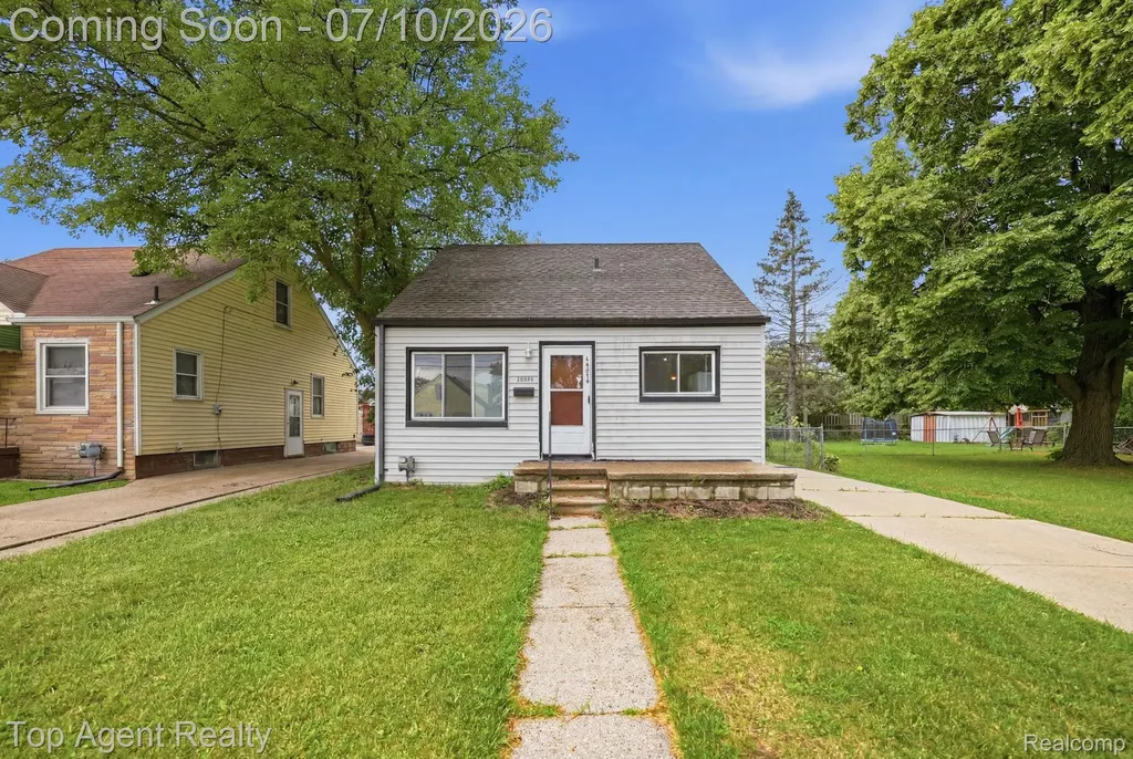 28553 Pinehurst Street Roseville City MI 48066