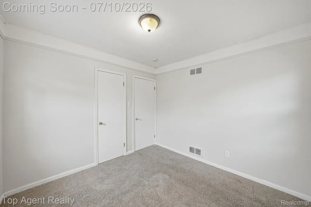 28553 Pinehurst Street Roseville City MI 48066