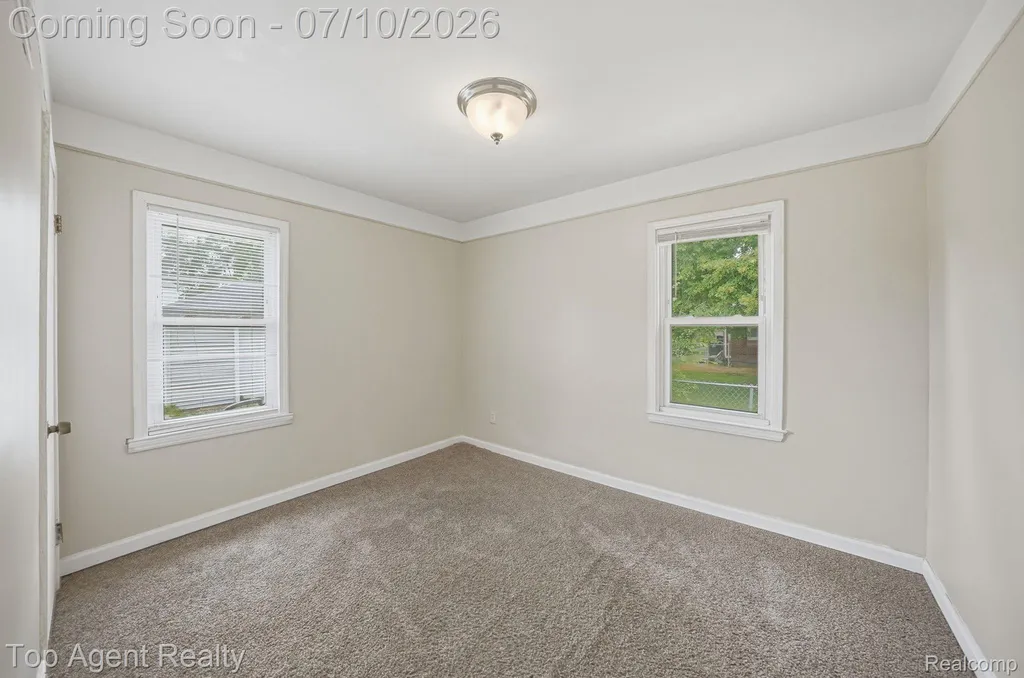 28553 Pinehurst Street Roseville City MI 48066