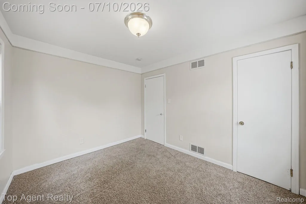 28553 Pinehurst Street Roseville City MI 48066