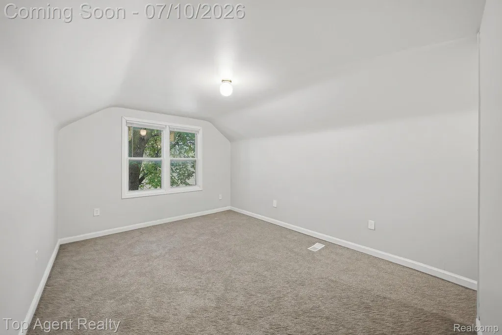 28553 Pinehurst Street Roseville City MI 48066
