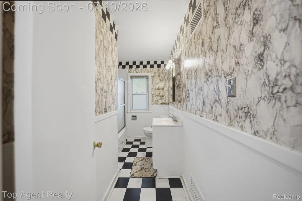 28553 Pinehurst Street Roseville City MI 48066