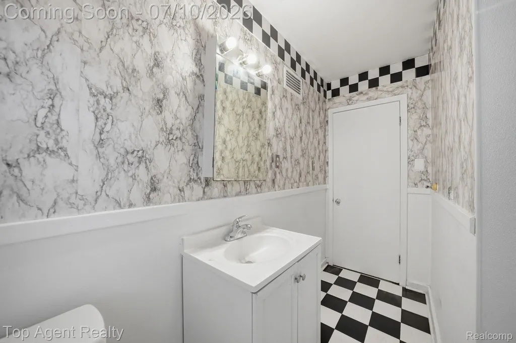 28553 Pinehurst Street Roseville City MI 48066
