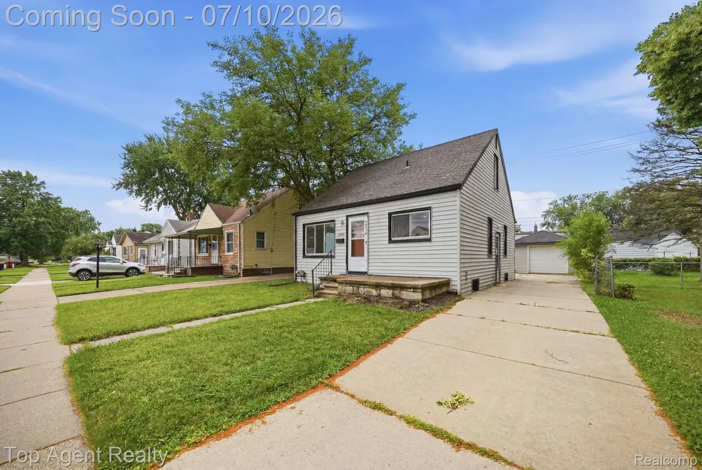 28553 Pinehurst Street Roseville City MI 48066