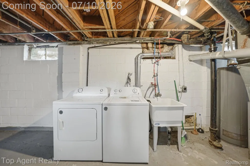 28553 Pinehurst Street Roseville City MI 48066