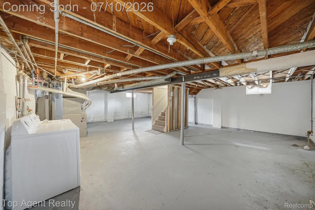 28553 Pinehurst Street Roseville City MI 48066