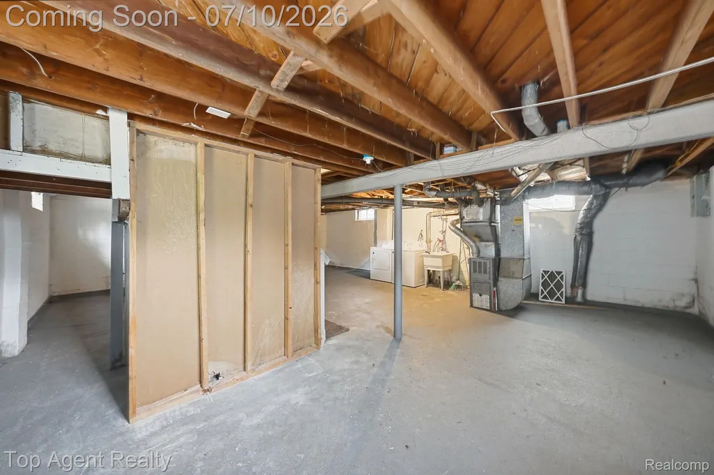 28553 Pinehurst Street Roseville City MI 48066