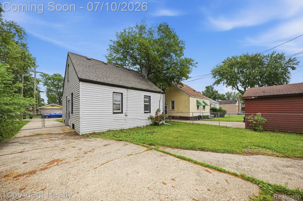 28553 Pinehurst Street Roseville City MI 48066