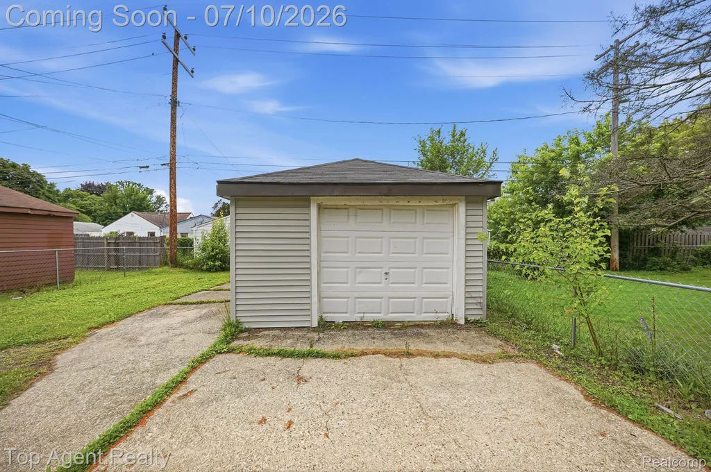 28553 Pinehurst Street Roseville City MI 48066