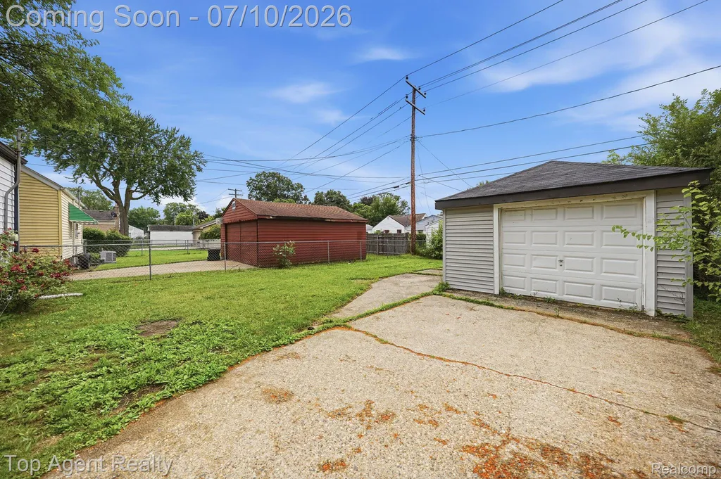 28553 Pinehurst Street Roseville City MI 48066