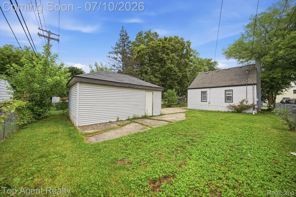 28553 Pinehurst Street Roseville City MI 48066