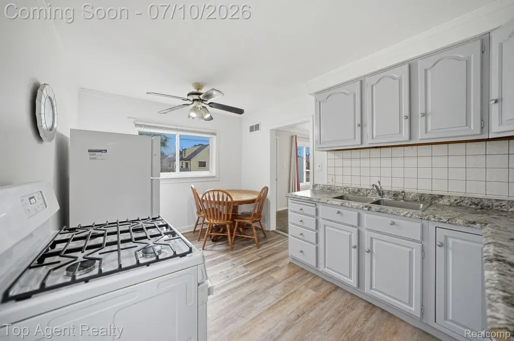 28553 Pinehurst Street Roseville City MI 48066