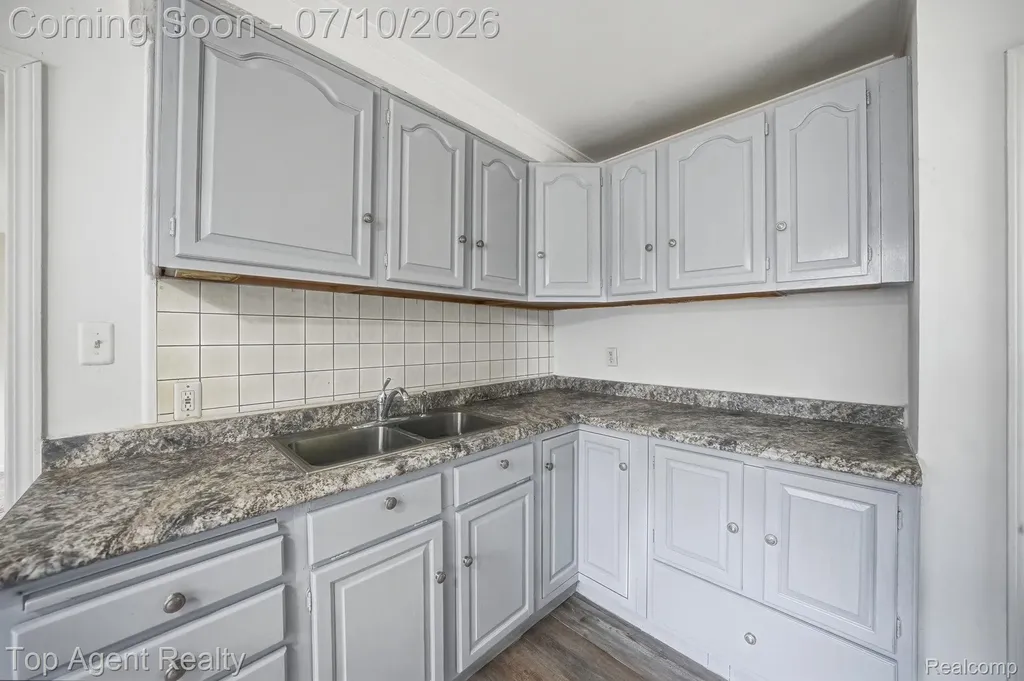 28553 Pinehurst Street Roseville City MI 48066