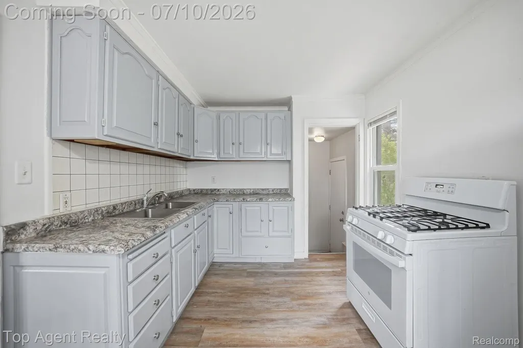 28553 Pinehurst Street Roseville City MI 48066