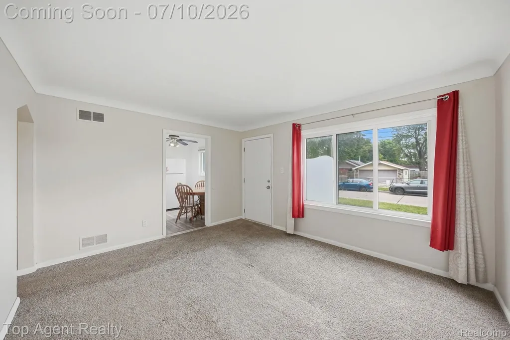 28553 Pinehurst Street Roseville City MI 48066