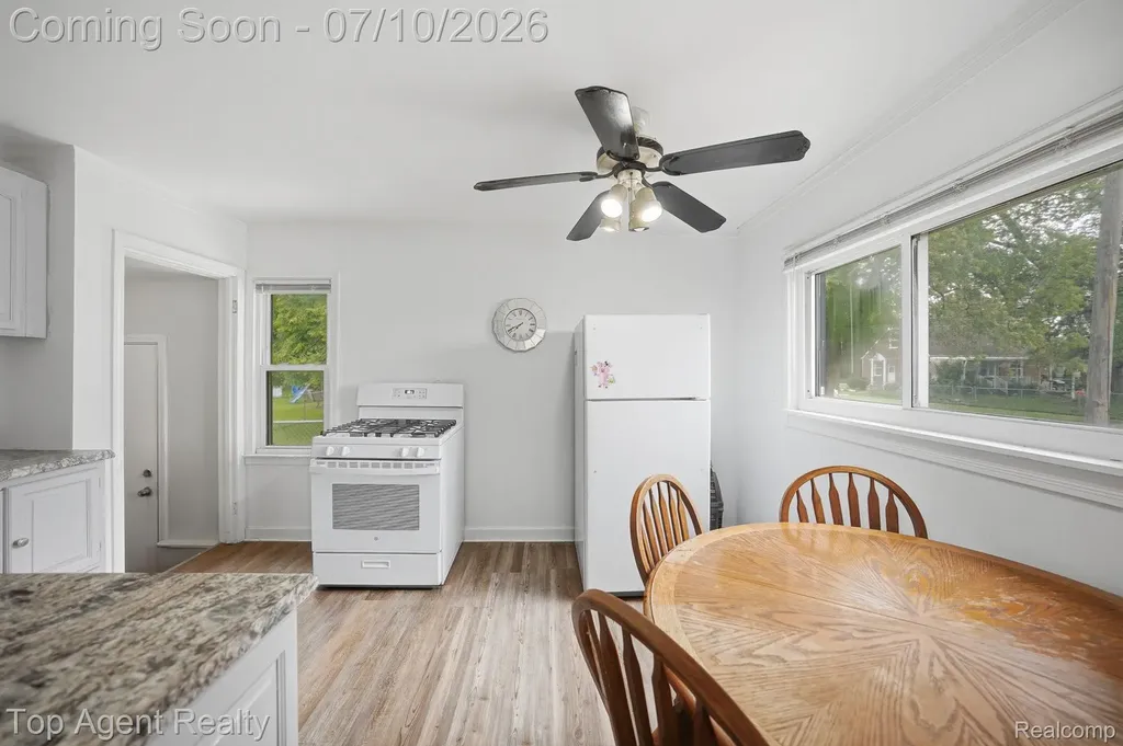 28553 Pinehurst Street Roseville City MI 48066
