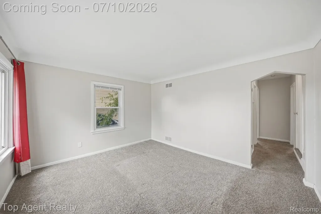 28553 Pinehurst Street Roseville City MI 48066