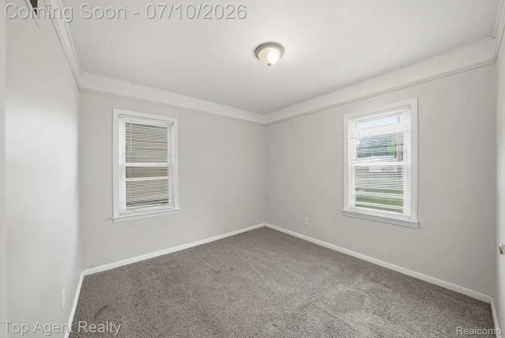 28553 Pinehurst Street Roseville City MI 48066