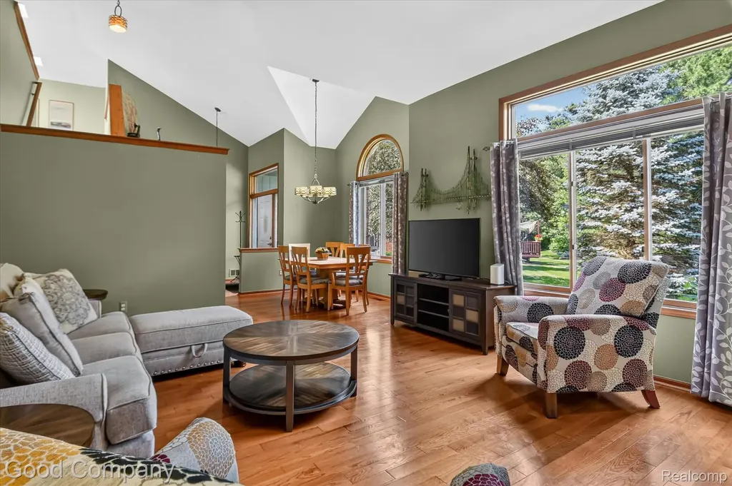 2701 Lochmoor Boulevard Orion Charter Township MI 48360