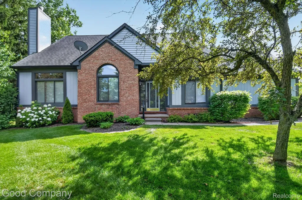 2701 Lochmoor Boulevard Orion Charter Township MI 48360
