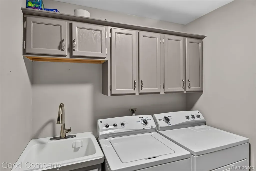 2701 Lochmoor Boulevard Orion Charter Township MI 48360