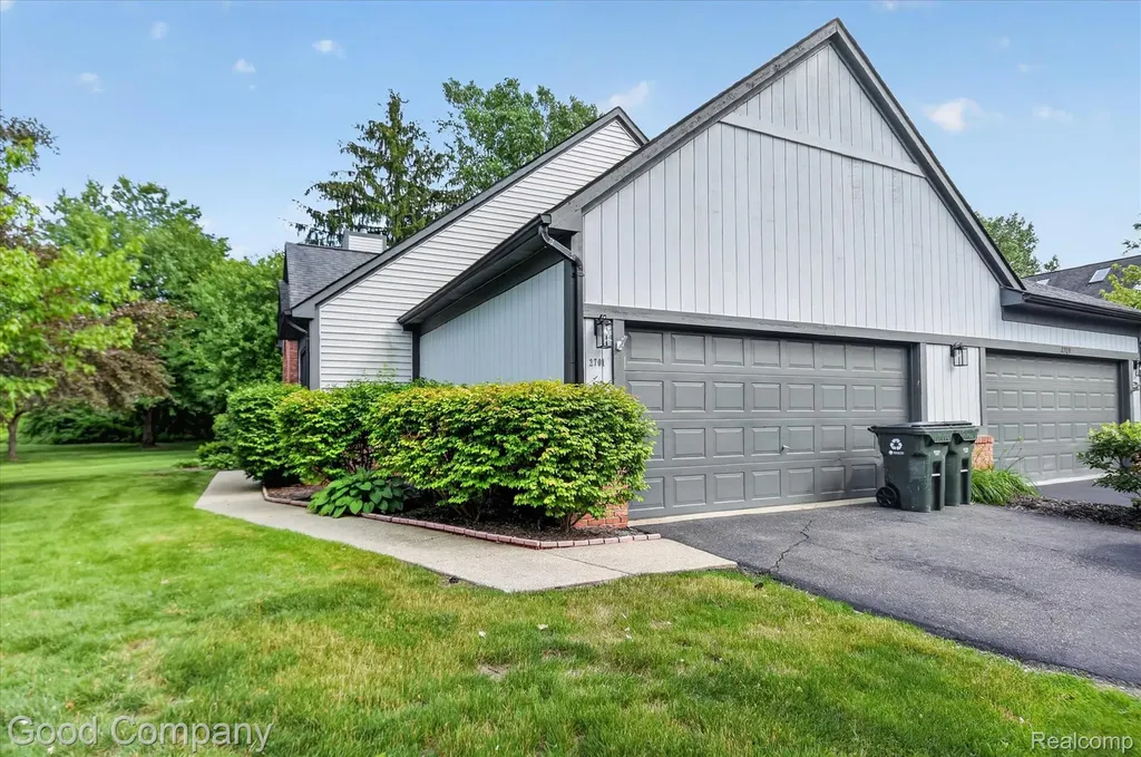 2701 Lochmoor Boulevard Orion Charter Township MI 48360