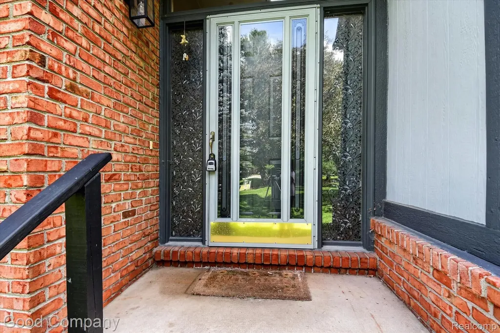 2701 Lochmoor Boulevard Orion Charter Township MI 48360